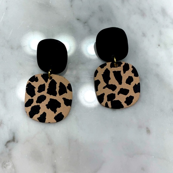 Jewelry - Handmade taupe and black earrings